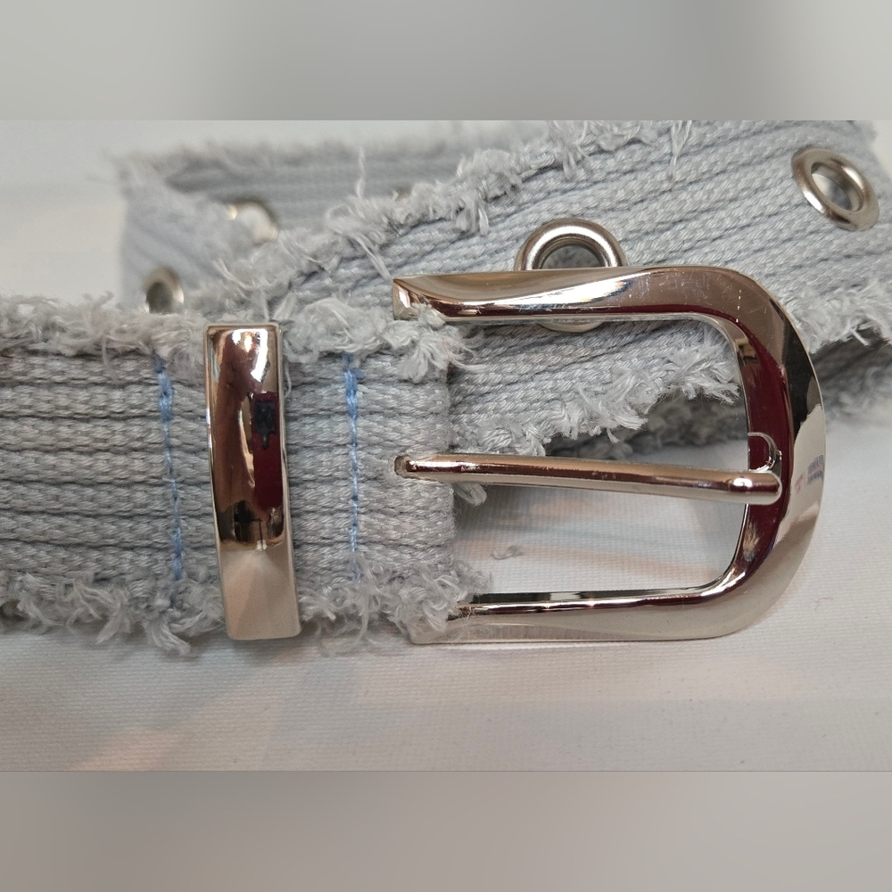 ๐ค NWOT Frayed Gray Belt with Silver Gromments and Buckle - Picture 2 of 4